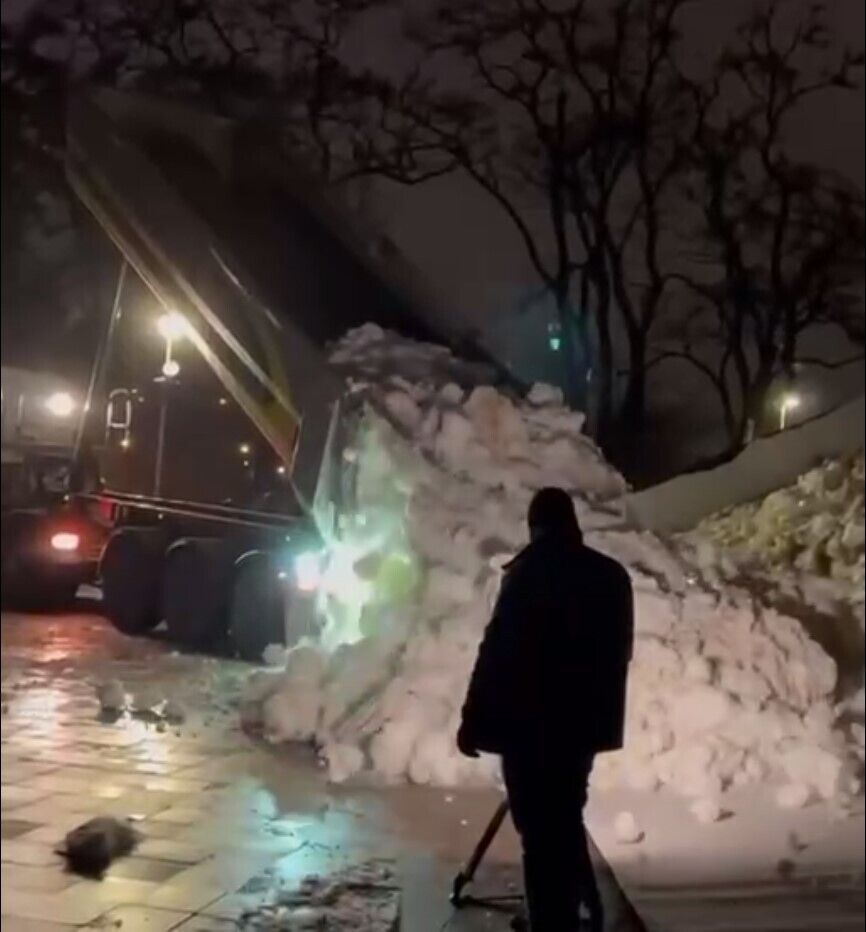 Снег в столицу Украины привезли из Прикарпатья.