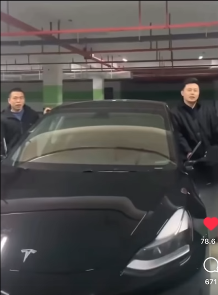 Мужчины стояли возле автомобиля Tesla