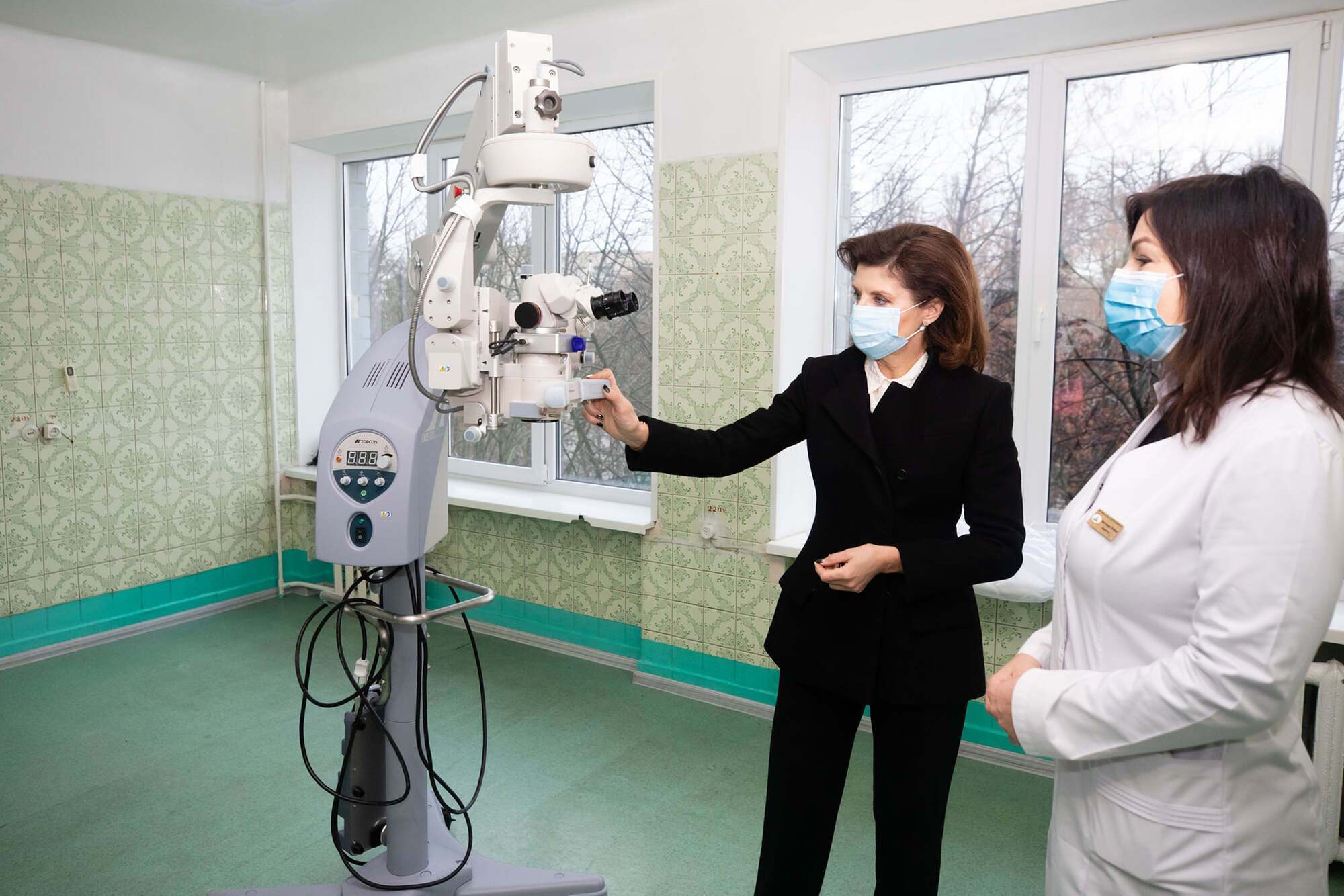 Столична лікарня отримала від Марини Порошенко інноваційний прилад для лікування зору