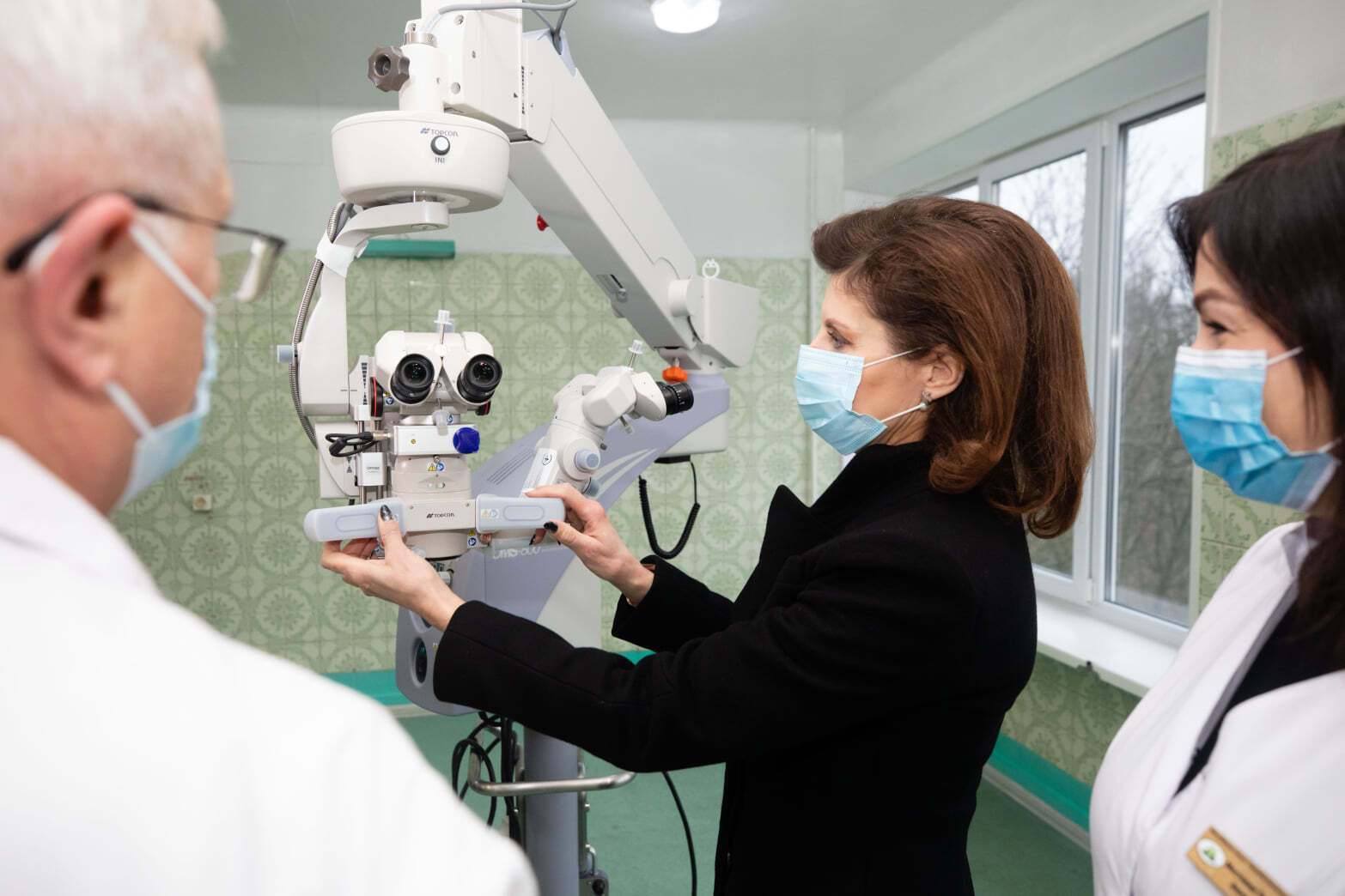 Столичная больница получила от Марины Порошенко инновационный прибор для лечения зрения