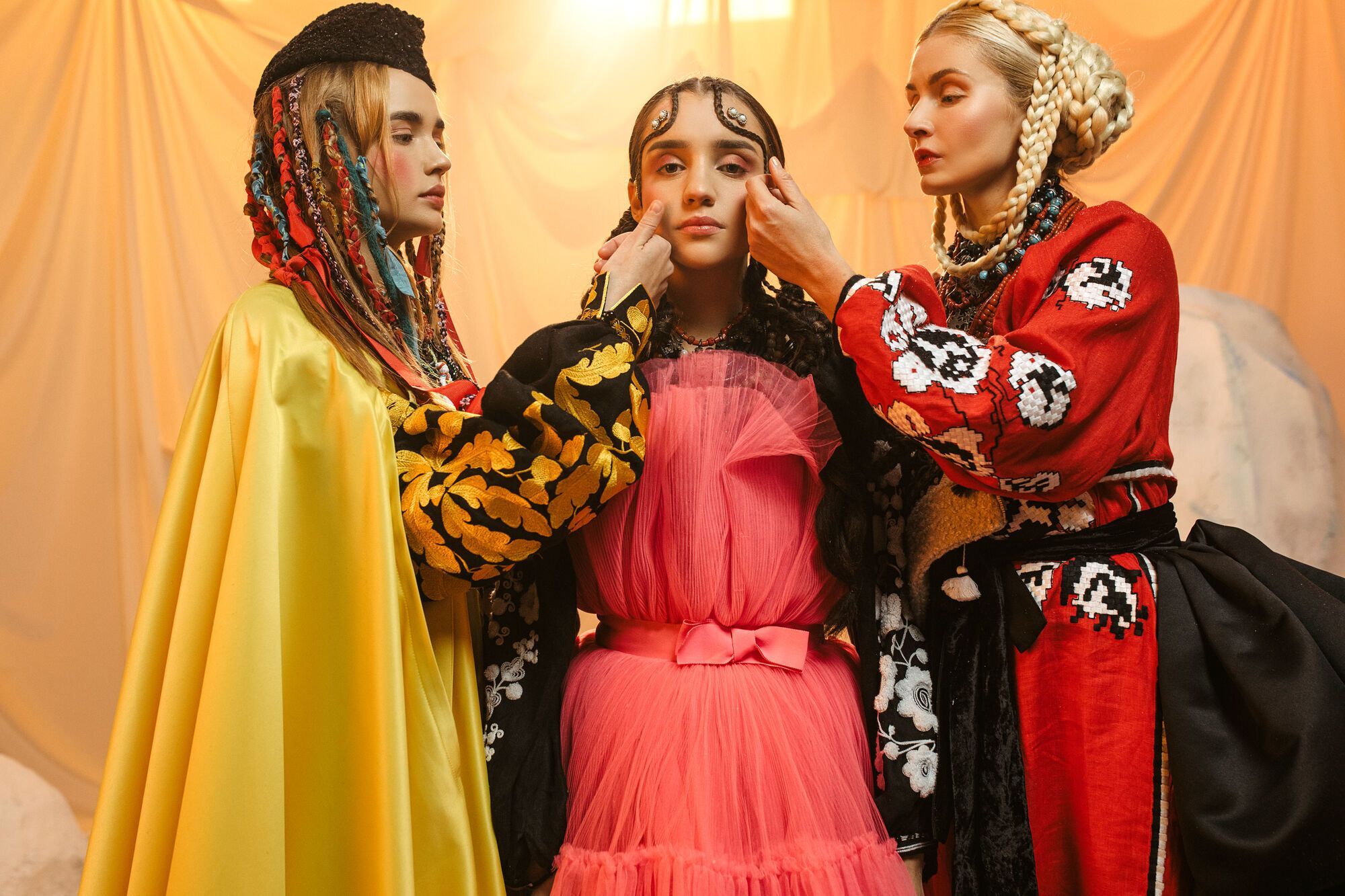 Истоки из мотанки и "Анатомия" любви: ТО-МА представила клип с украинскими мотивами