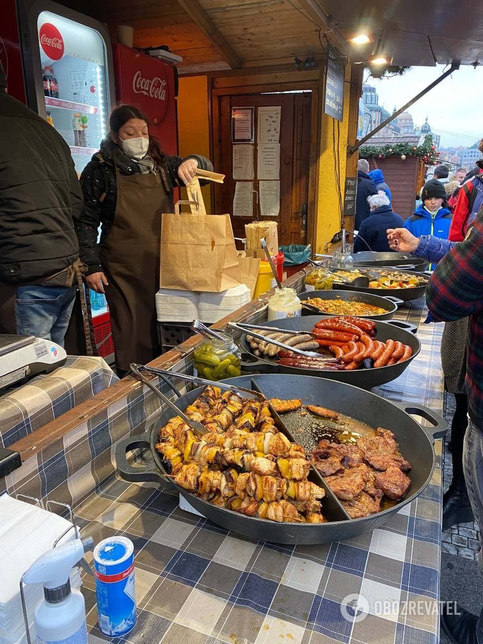 На площадях в Праге есть ярмарки с уличной едой и напитками, где можно расплатиться только наличными кронами