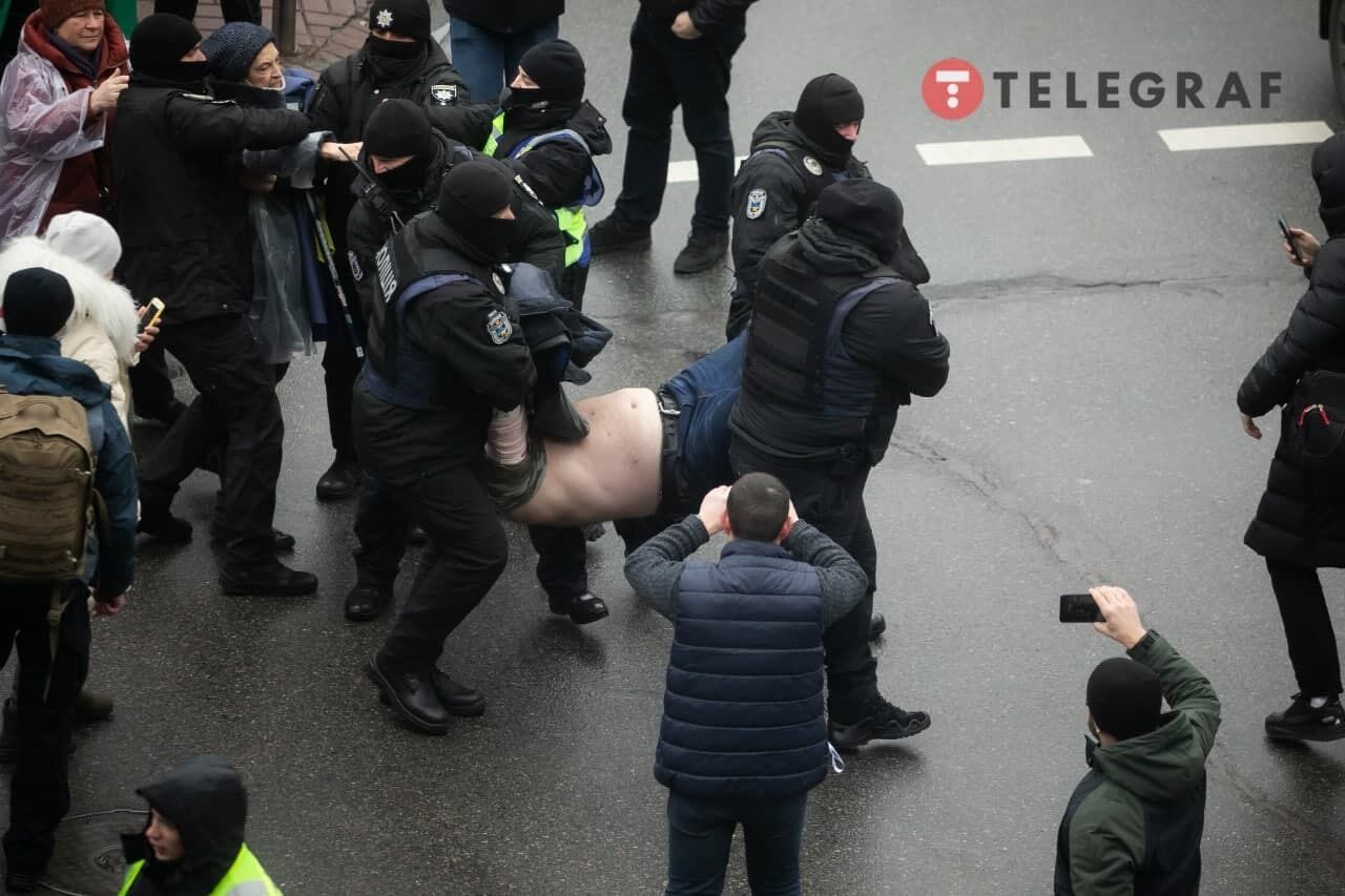 Несколько участников акции протеста задержали.