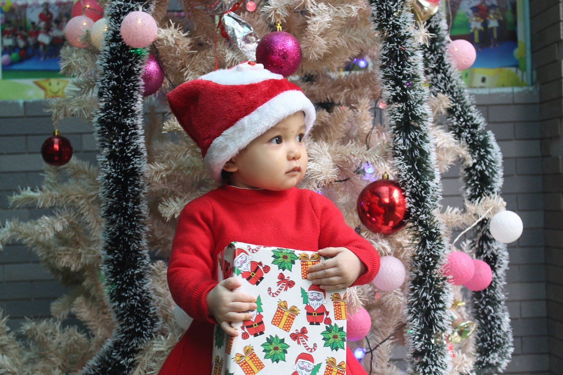 Многие семьи дарят подарки детям в ночь с 30 на 31 декабря