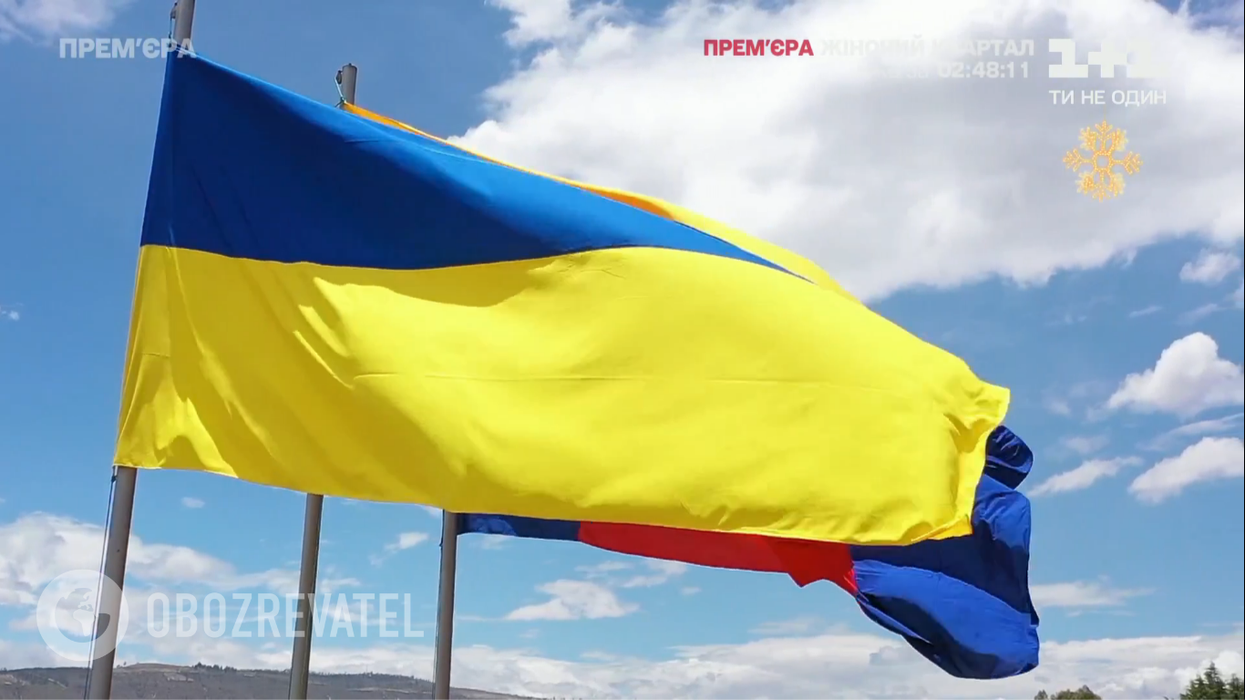 Украинский флаг в центре мира.