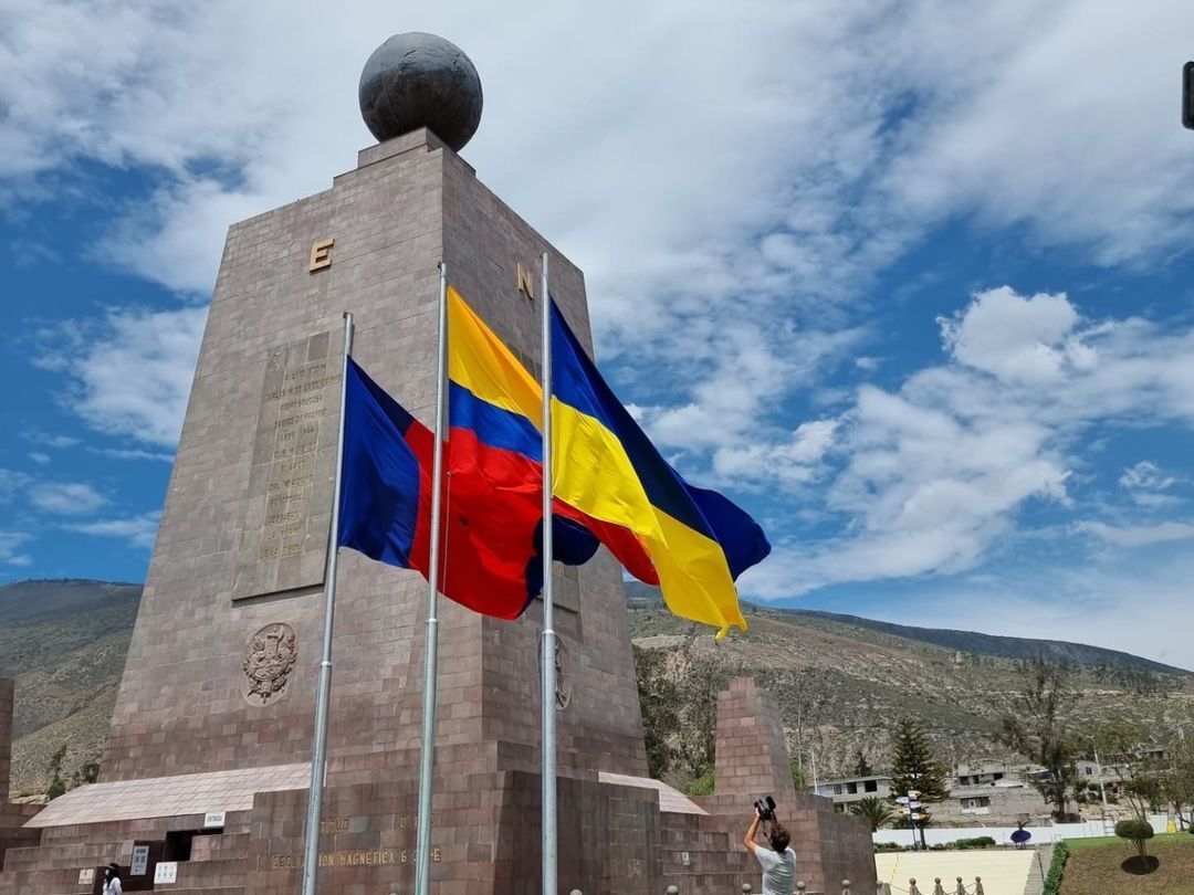 Флаги Украины, Кито и Эквадора.