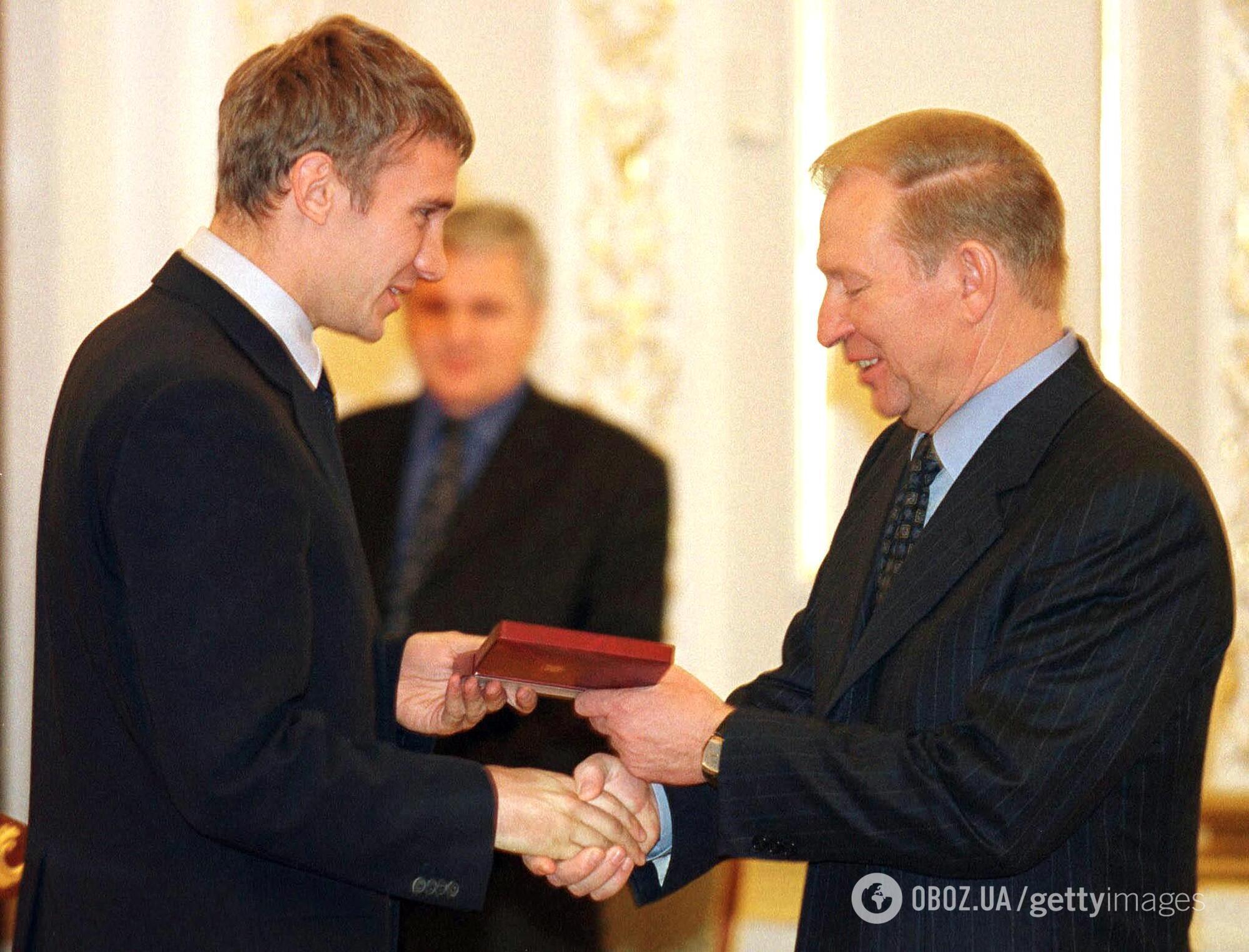 Шевченко в свое время наградил президент Украины Леонид Кучма (1999 год)