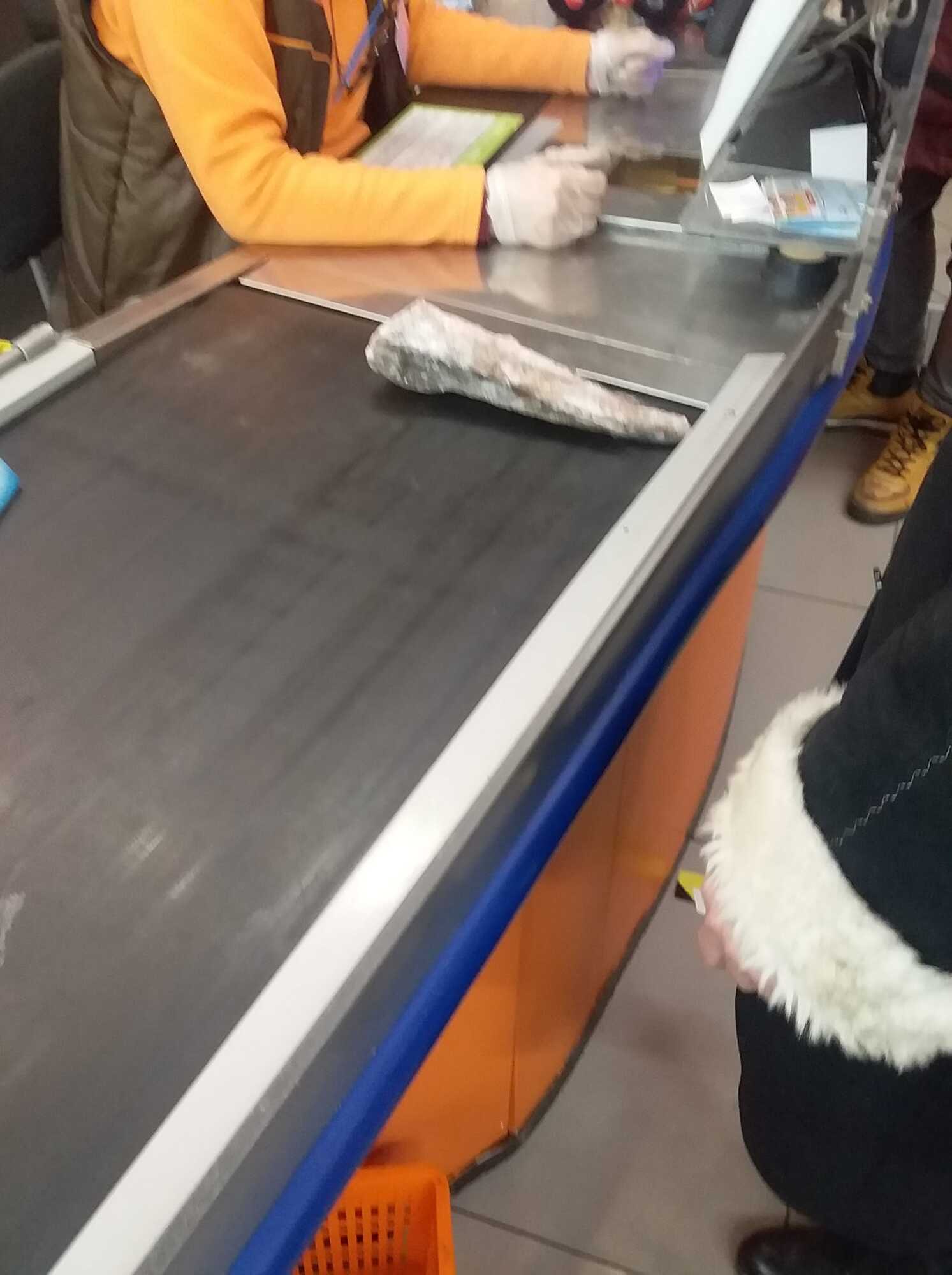 Женщина купила замороженную рыбу без полиэтиленового пакета, чтобы не платить за него