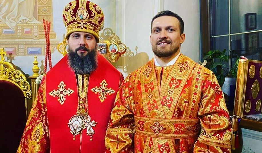 Усик у рясі