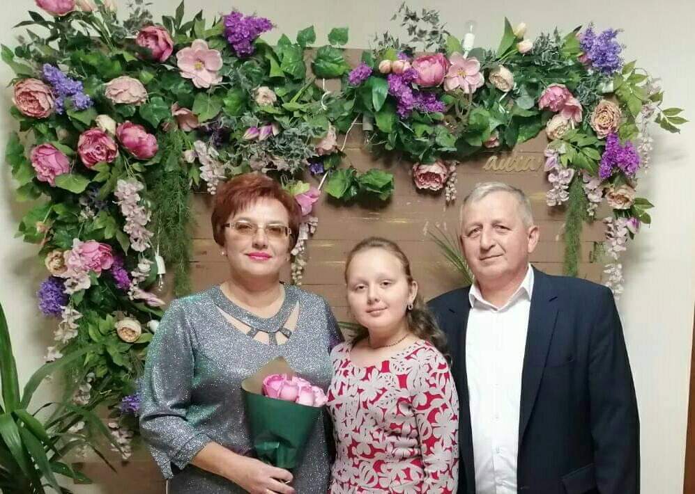 Маричка с родителями Оксаной и Игорем