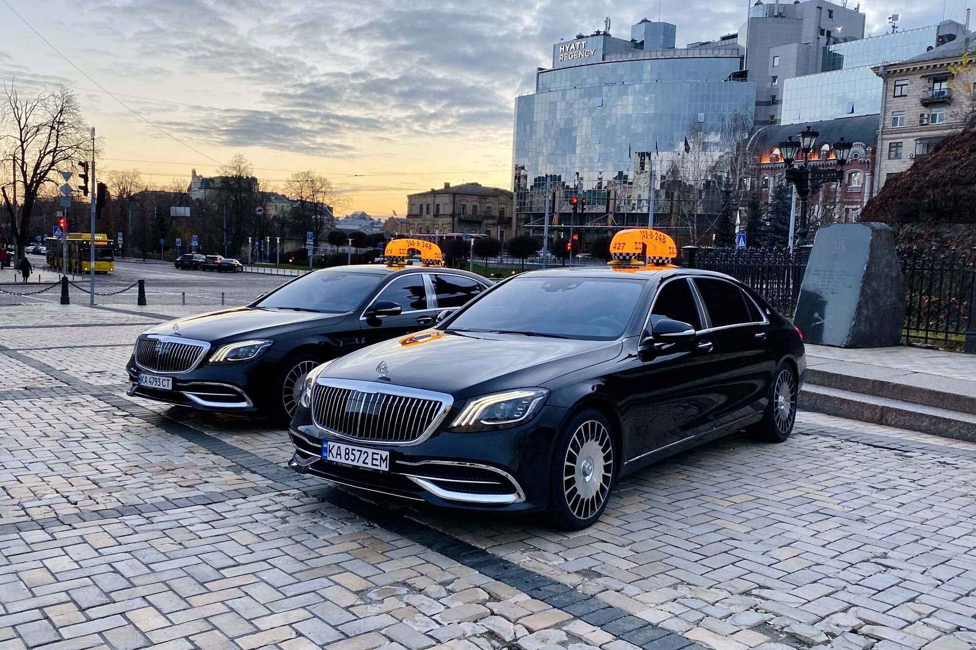 Maybach 2016 года выпуска в Украине стоит около 100 тыс. долларов США.