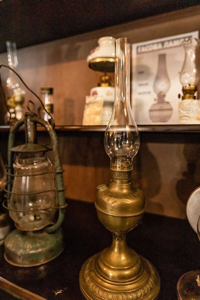 В аптеці-музеї представлено безліч гасових ламп