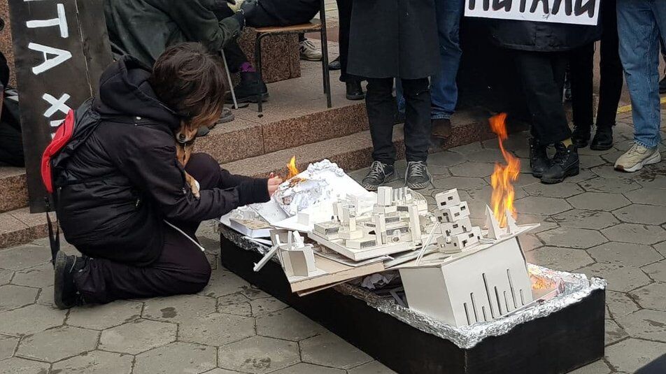На акции студенты сожгли макеты своих работ
