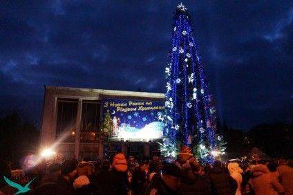 У Черкасах ялинка на тлі зруйнованого театру