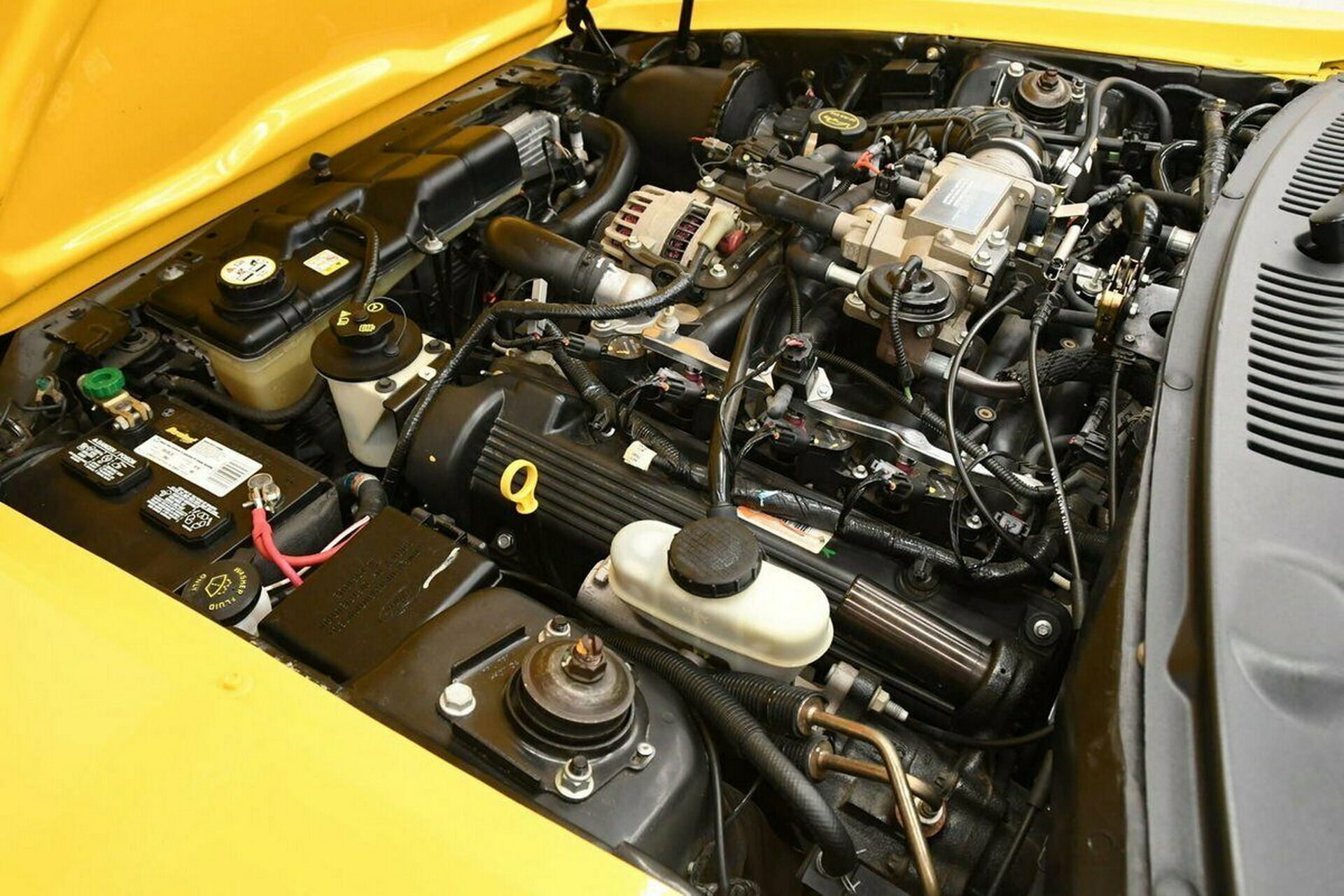 Под капотом – 4,6-литровый мотор V8 мощностью 264 л.с., который работает в паре с 4-ступенчатым "автоматом"
