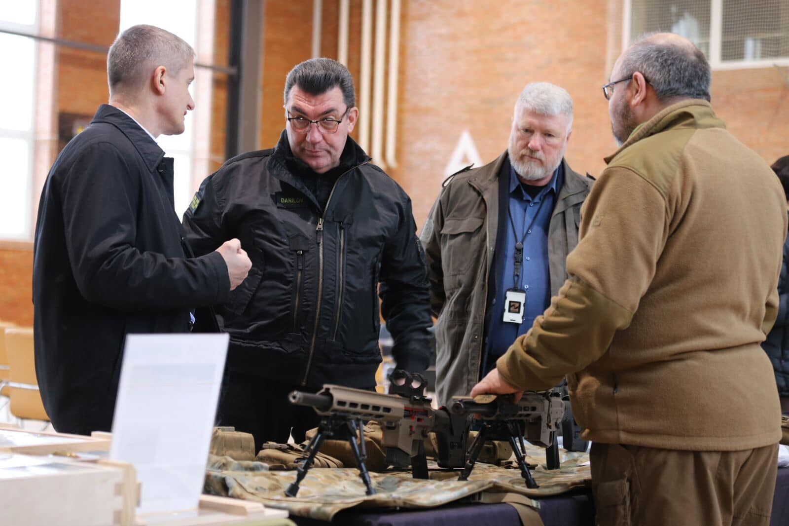 Секретарь СНБО посетил компанию, занимающуюся изготовлением оружия