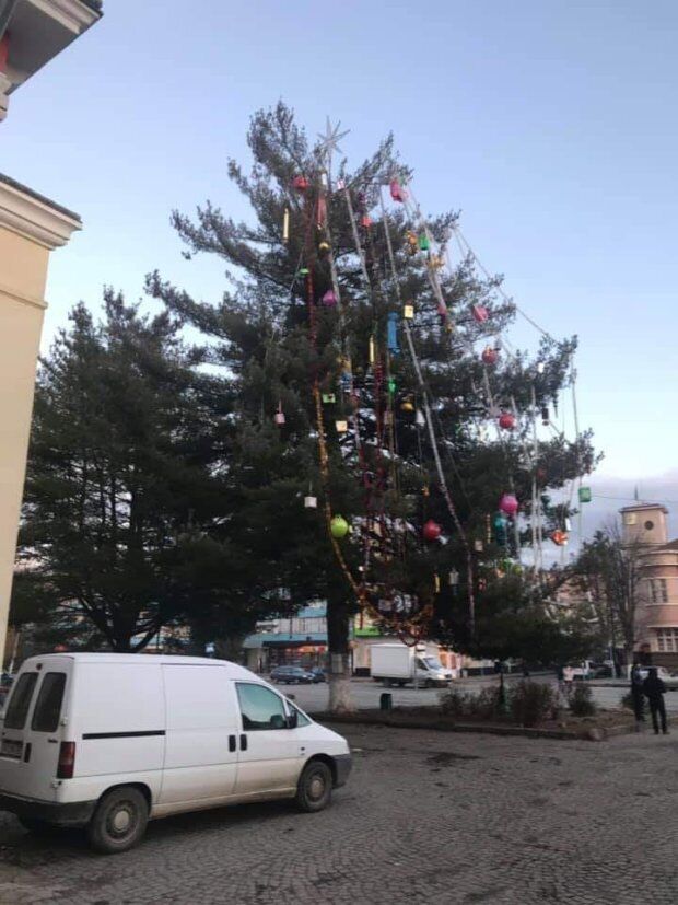 У Сваляві прикрасили лише половину ялинки.