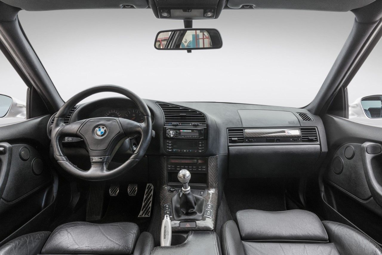 Интерьер купе отделан кожей