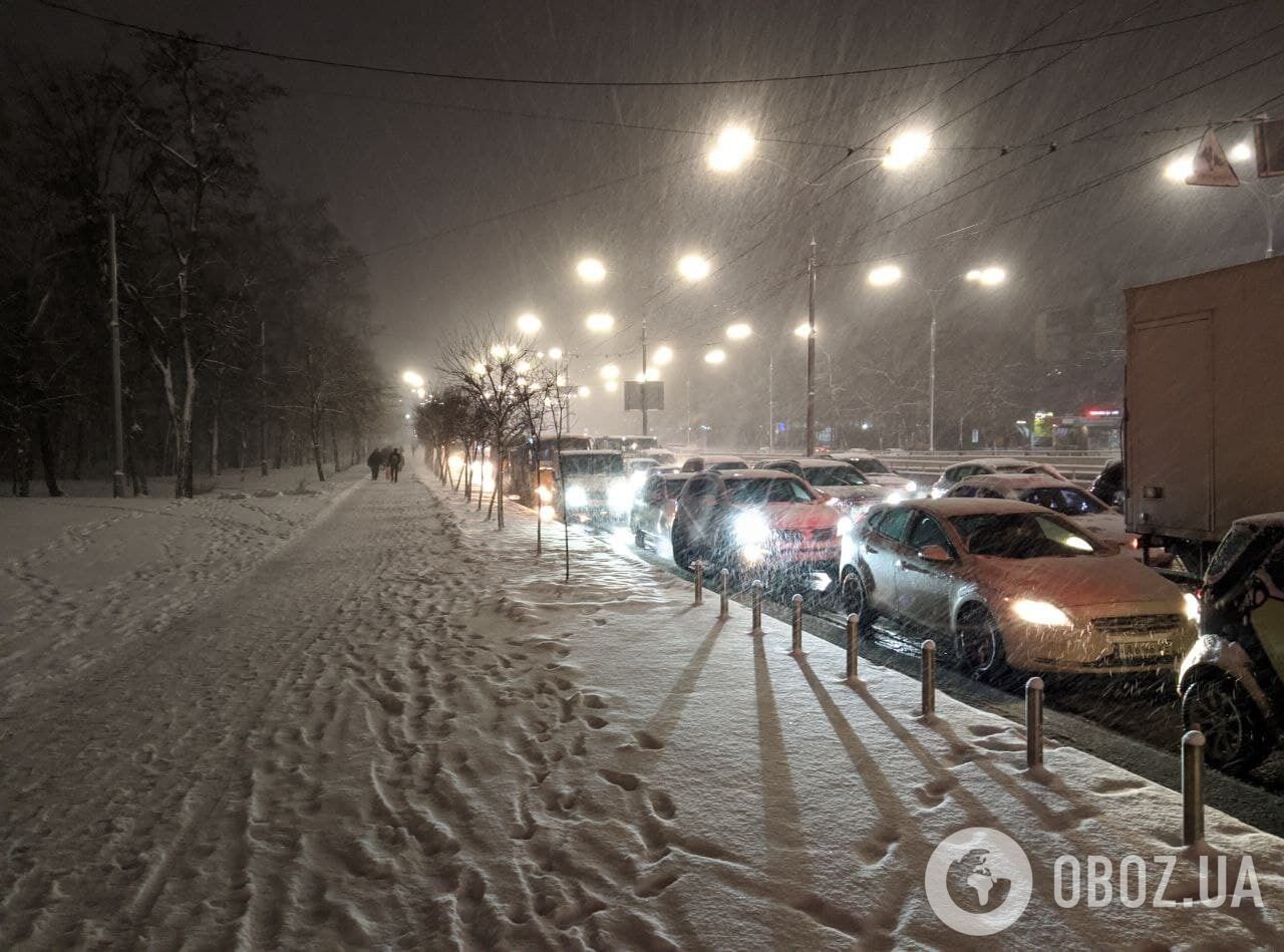 Киев засыпает снегом, на дорогах столицы пробки и десятки ДТП