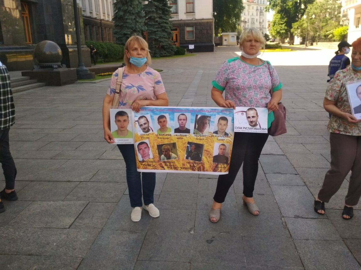 Елена вместе с другими мамами попавших в плен украинских военных все эти годы добиваются освобождения заложников.