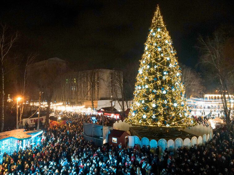 Золотые шары и 3D-подсветка на миллионы гривен: как выглядят елки в разных городах Украины