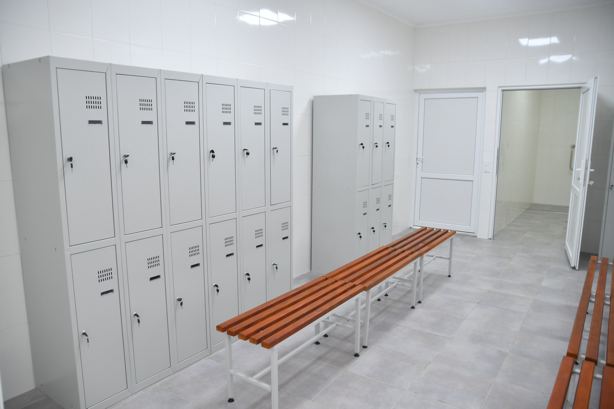 При ремонте в помещении обустроили тренерские, гардеробные и душевые комнаты.