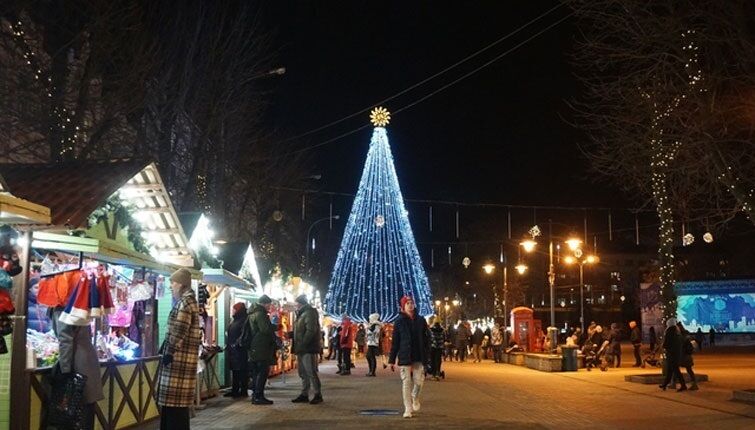 Золоті кулі та 3D-підсвічування на мільйони гривень: як виглядають ялинки у різних містах України