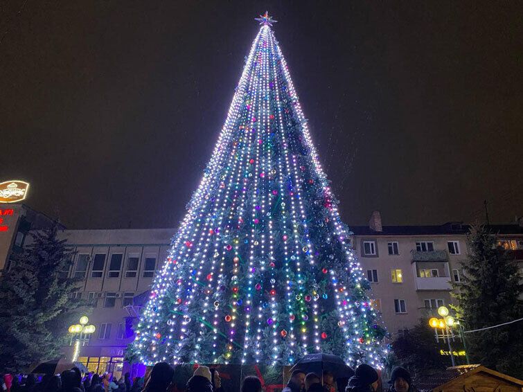 Золотые шары и 3D-подсветка на миллионы гривен: как выглядят елки в разных городах Украины