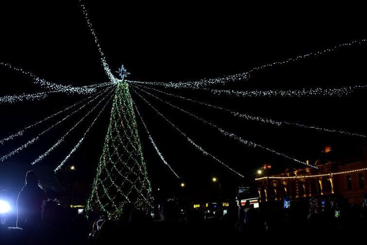 Золоті кулі та 3D-підсвічування на мільйони гривень: як виглядають ялинки у різних містах України