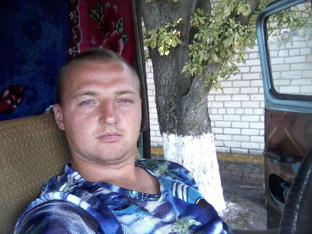 До війни Руслан працював у пожежній частині. За кілька місяців до початку бойових дій на Донбасі він з дружиною переїхав до тещі на Кіровоградщину і там працював водієм.