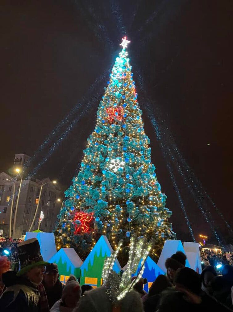 Золоті кулі та 3D-підсвічування на мільйони гривень: як виглядають ялинки у різних містах України