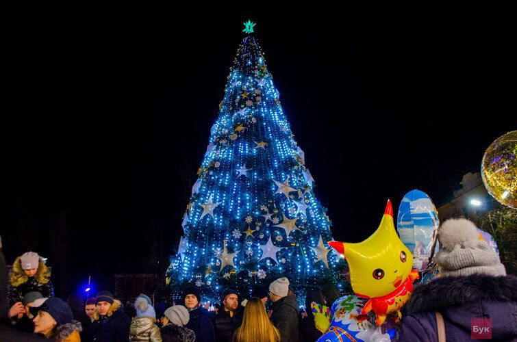 Золоті кулі та 3D-підсвічування на мільйони гривень: як виглядають ялинки у різних містах України