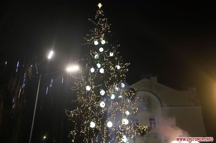 Золоті кулі та 3D-підсвічування на мільйони гривень: як виглядають ялинки у різних містах України