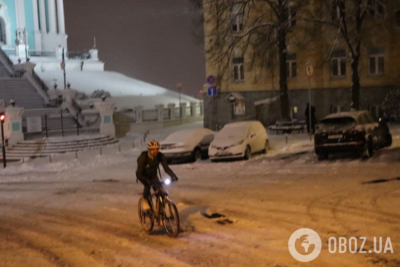 Для справжнього велосипедиста сніг не є проблемою.