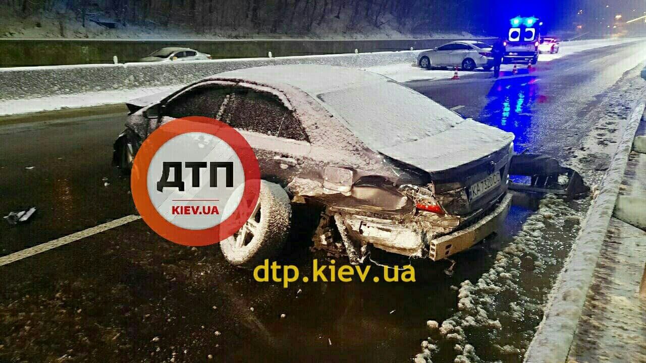 Последствия аварии на Набережном шоссе в Киеве