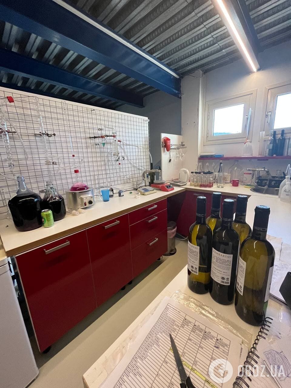 Лаборатория на винодельне Zambartas