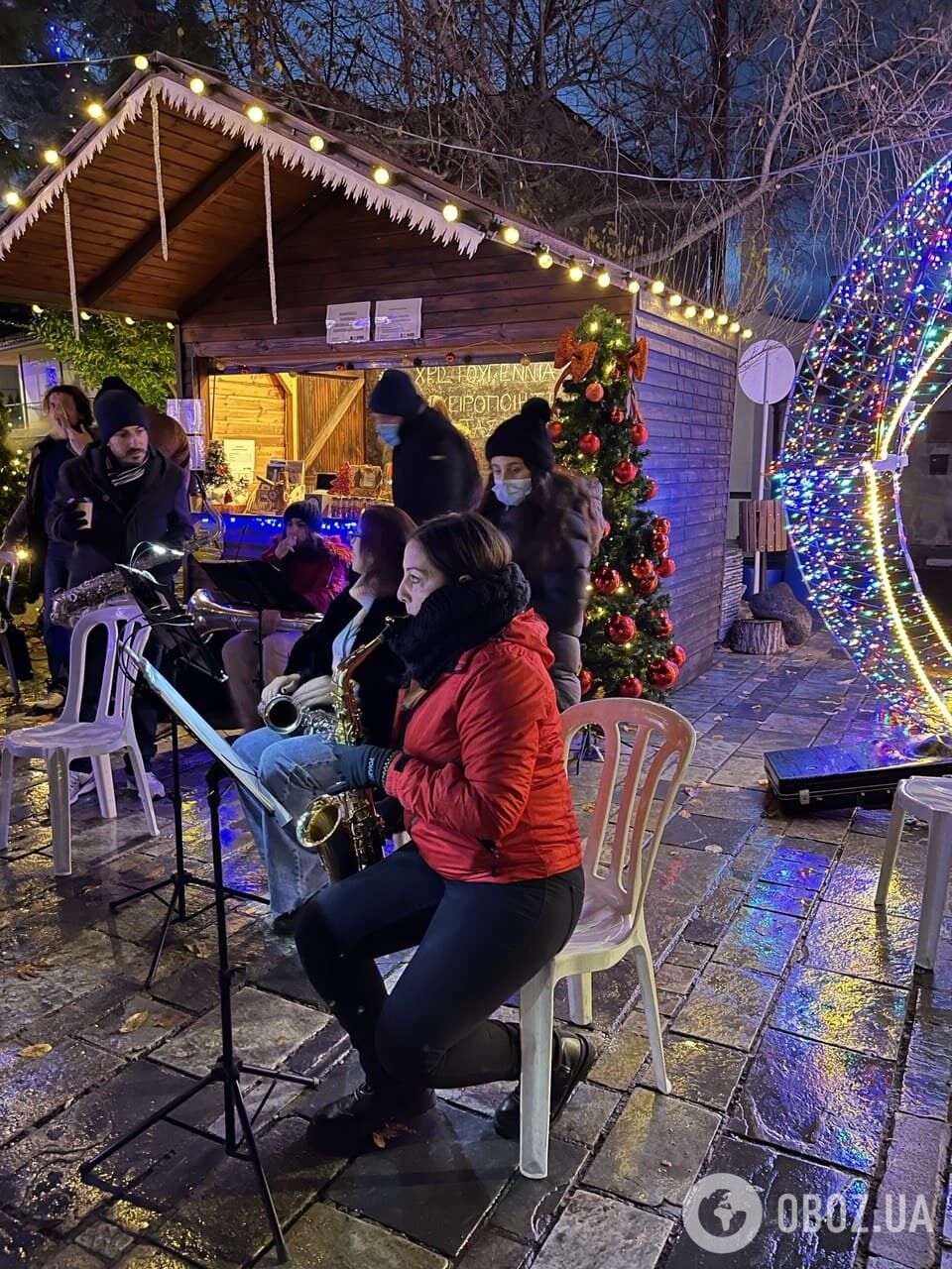 Праздничный оркестр на площади в деревне Киперунта