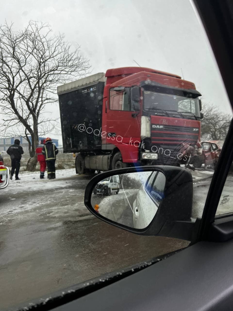 На трассе Одесса – Николаев столкнулись грузовик и легковушка