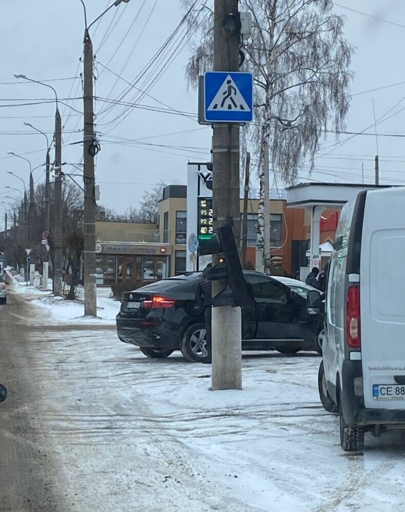 В Черновцах из-за снегопада обвалился светофор