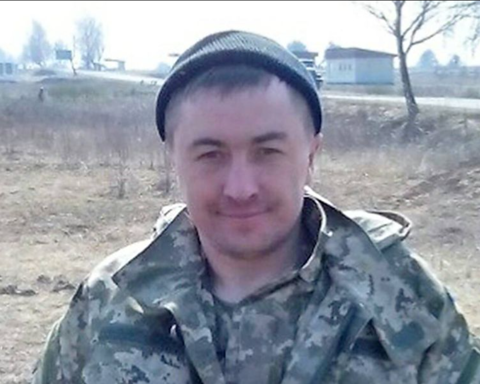 Роман Онищук из 24 ОМБр в плен попал еще в 2015 году. Представители незаконных формирований сначала подтверждали, что удерживают его, впоследствии – перестали