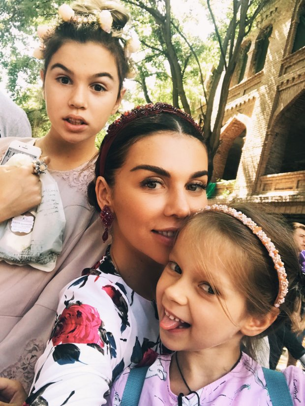 Анна Седокова строго воспитывает дочерей