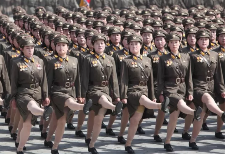 Домагання та аборти без анестезії: колишня військовослужбовиця розповіла про знущання з жінок в армії КНДР