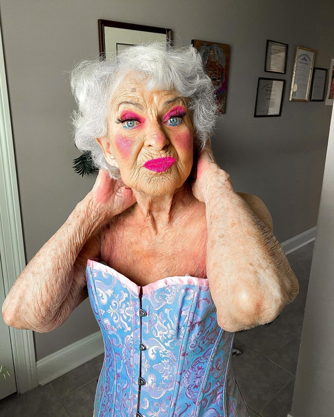 93-летняя пенсионерка не боится своего возраста