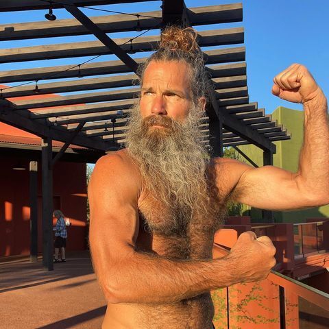 Трой Кейси показал мускулы.