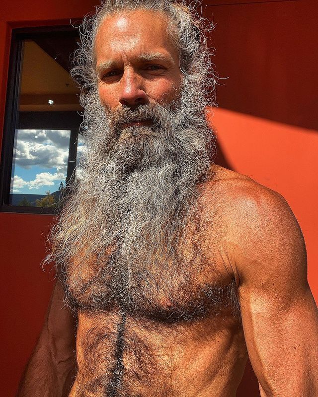 Селфи Троя Кейси.