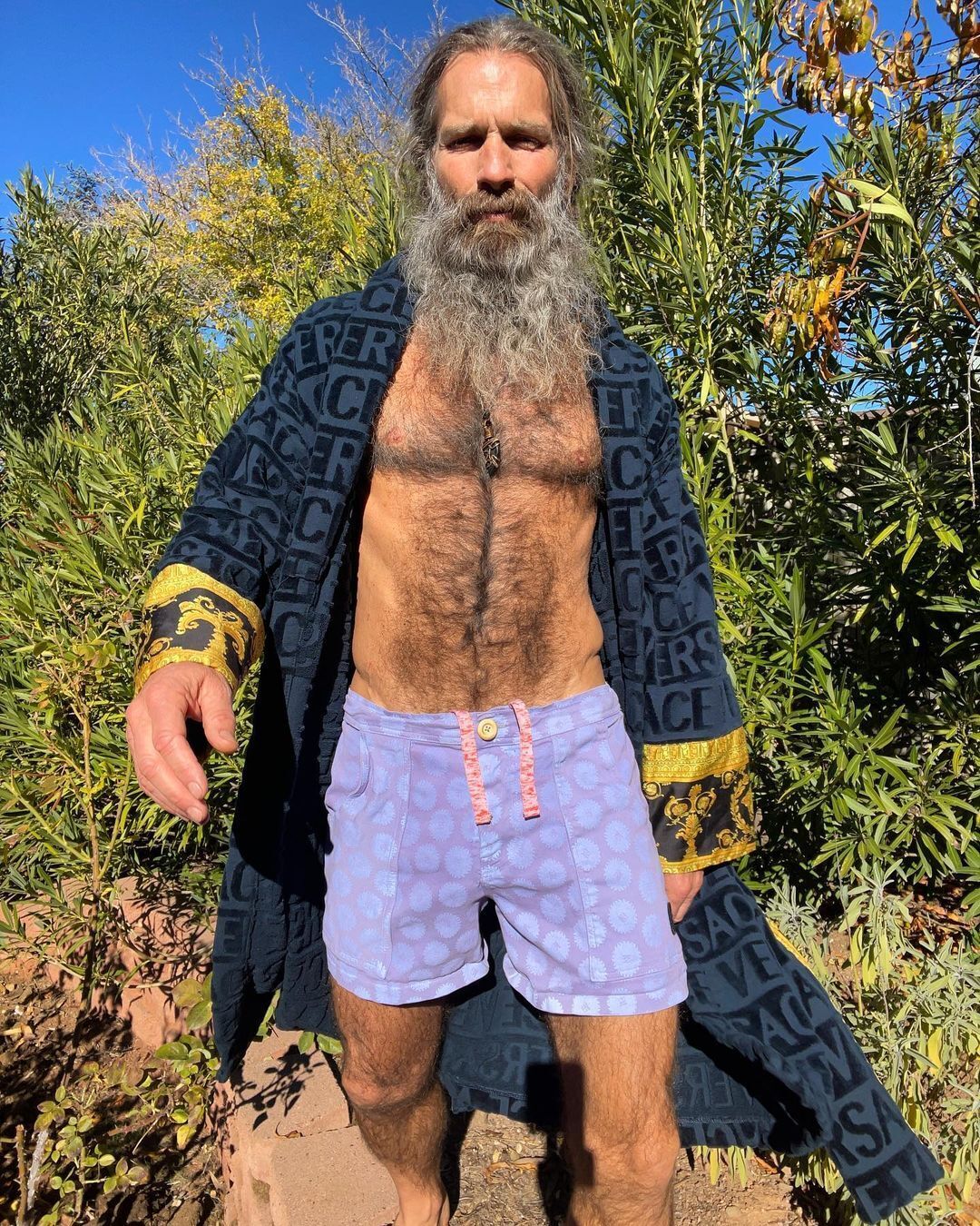 Трой Кейси продемонстрировал стальной пресс.