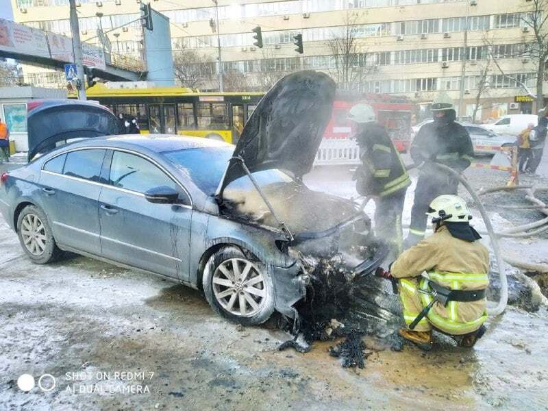 Загорелась машина на проспекте Лобановского.