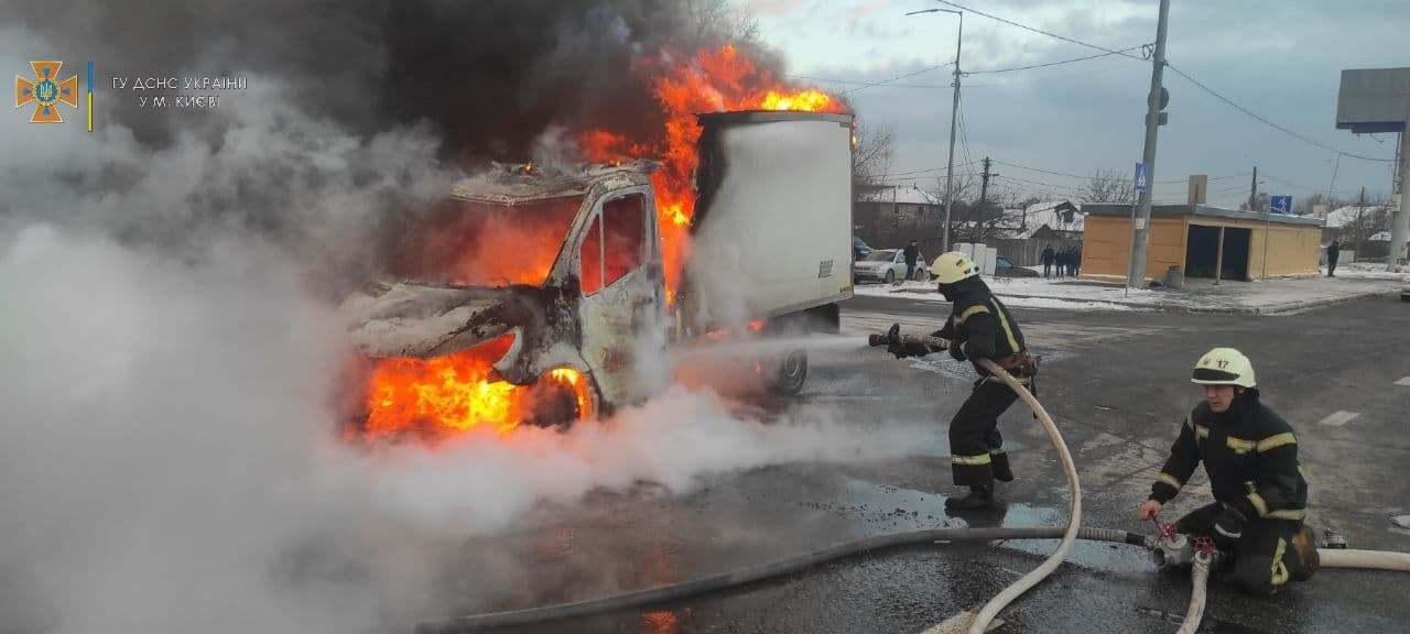 Напротив АЗС загорелся грузовик.