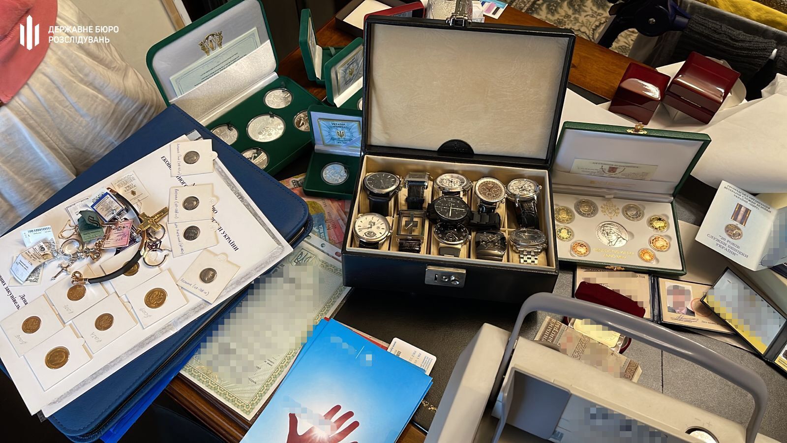 У керівника митниці знайшли золоті колекційні монети, колекцію дорогоцінного годинника та ін.