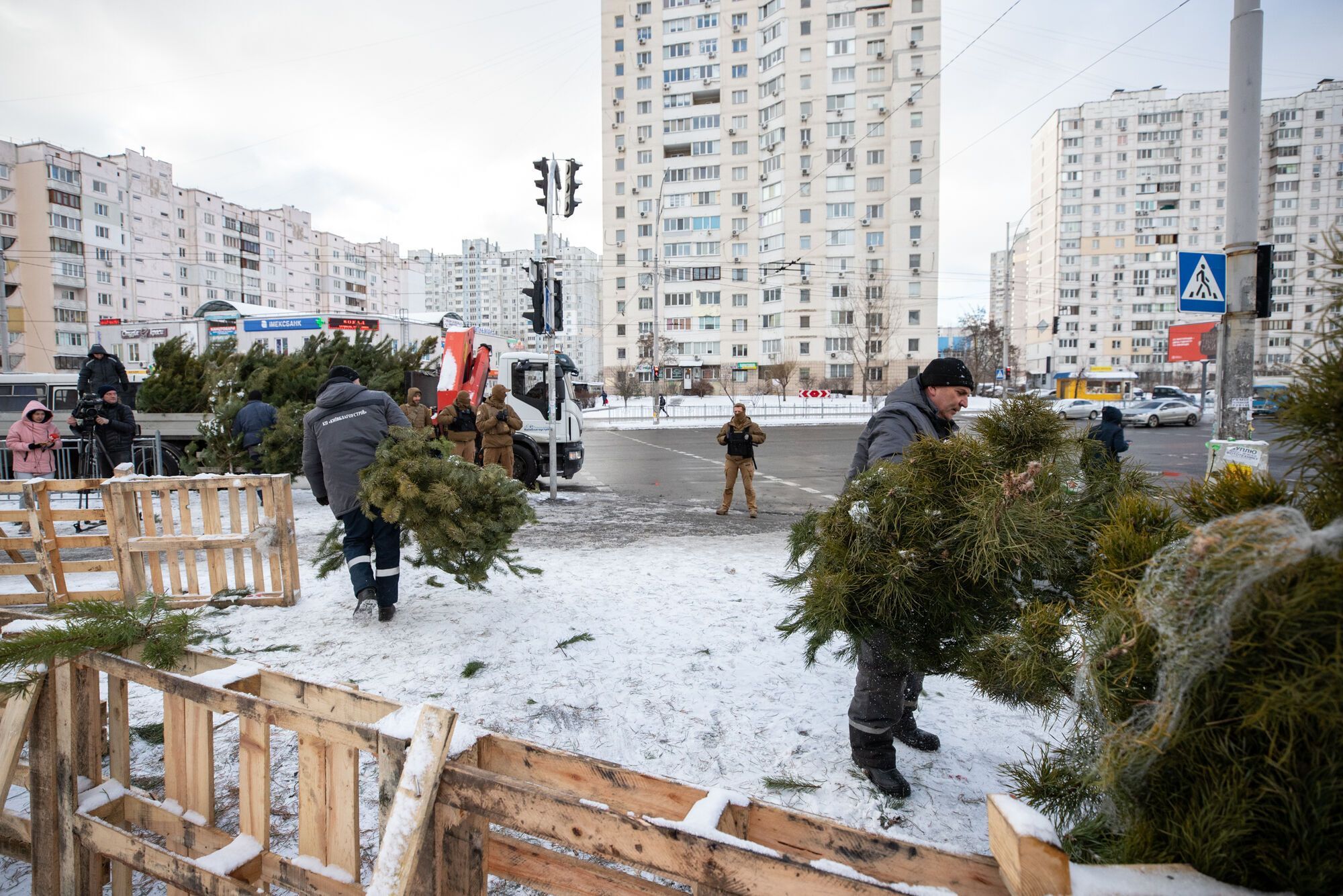 Комунальники вже демонтували 9 незаконних точок продажу дерев.